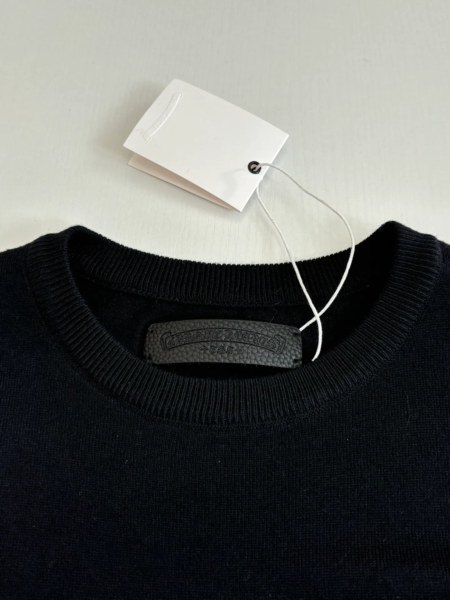 P450 Chrome Herat*/Chrome Heart FW25 cross-stitch scroll embroidered wool knitted sweater. High-quality wool and cashmere raw materials are selected and blended according to a certain proportion. Imported Behringer multi-head embroidery machine is used: it can embroider multiple identical or different patterns at the same time with high density and neat edges to ensure the accuracy and consistency of the embroidery patterns and avoid pattern dislocation or deformation.  Size：S/M/L/XL